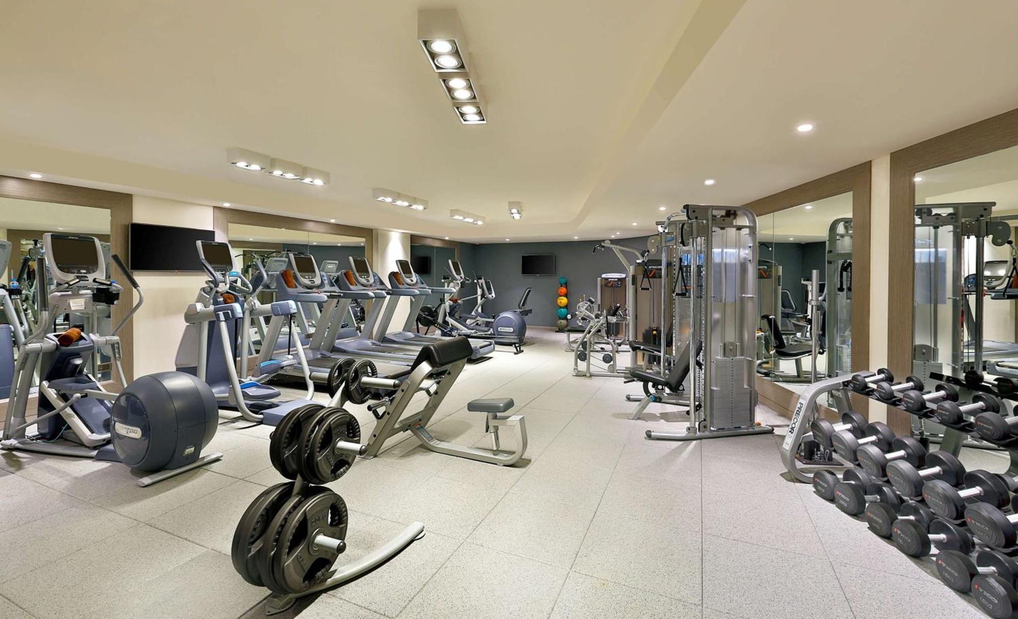 Hotel Doubletree By Hilton Doha Old Town Exterior foto The gym at the hotel